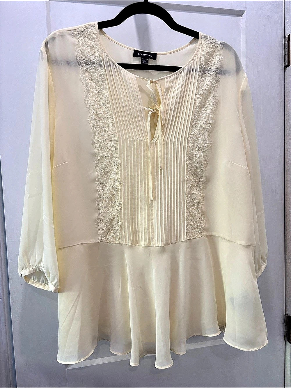 Le Château Lace Pleated Blouse in butter yellow Size XL Like New